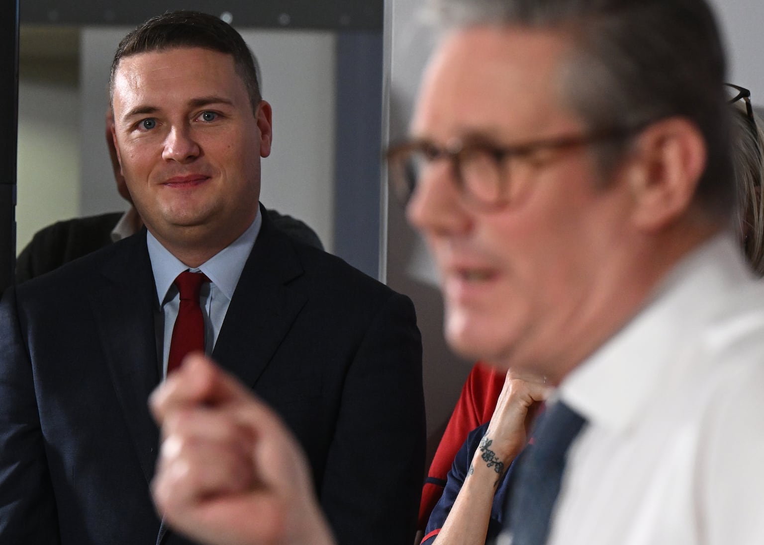 Starmer apologises to Streeting for briefing war and launches probe into source