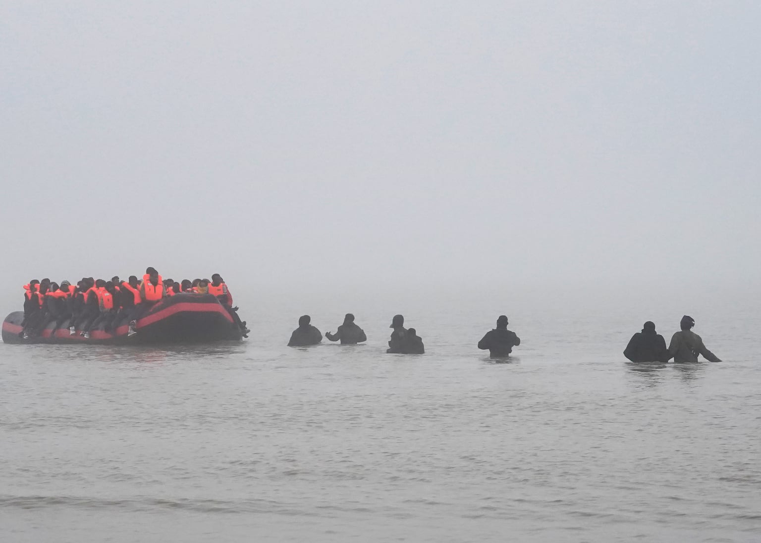 Small boat crossings begin again after two-week pause