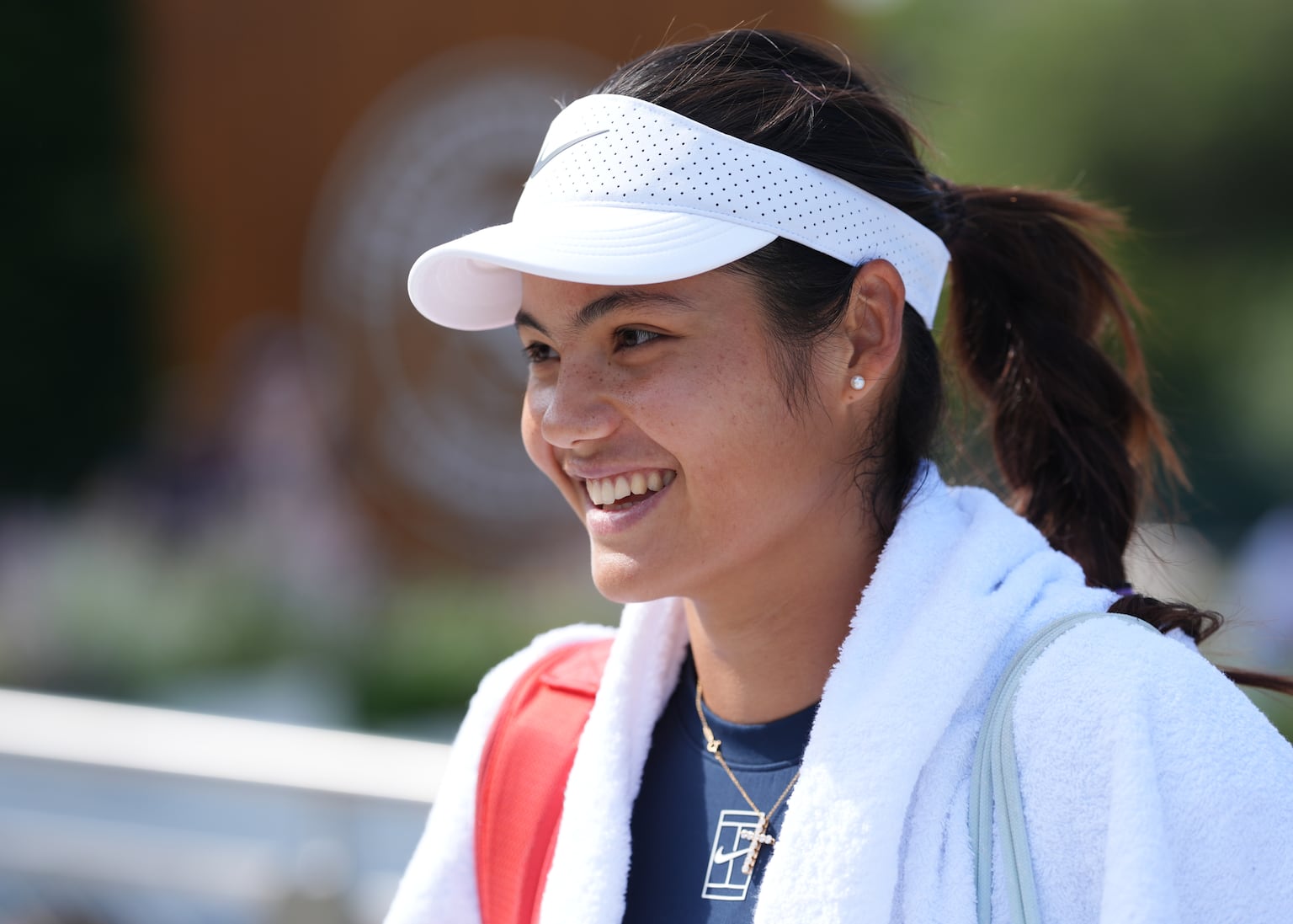 Emma Raducanu shows off lineout skills on visit to England training