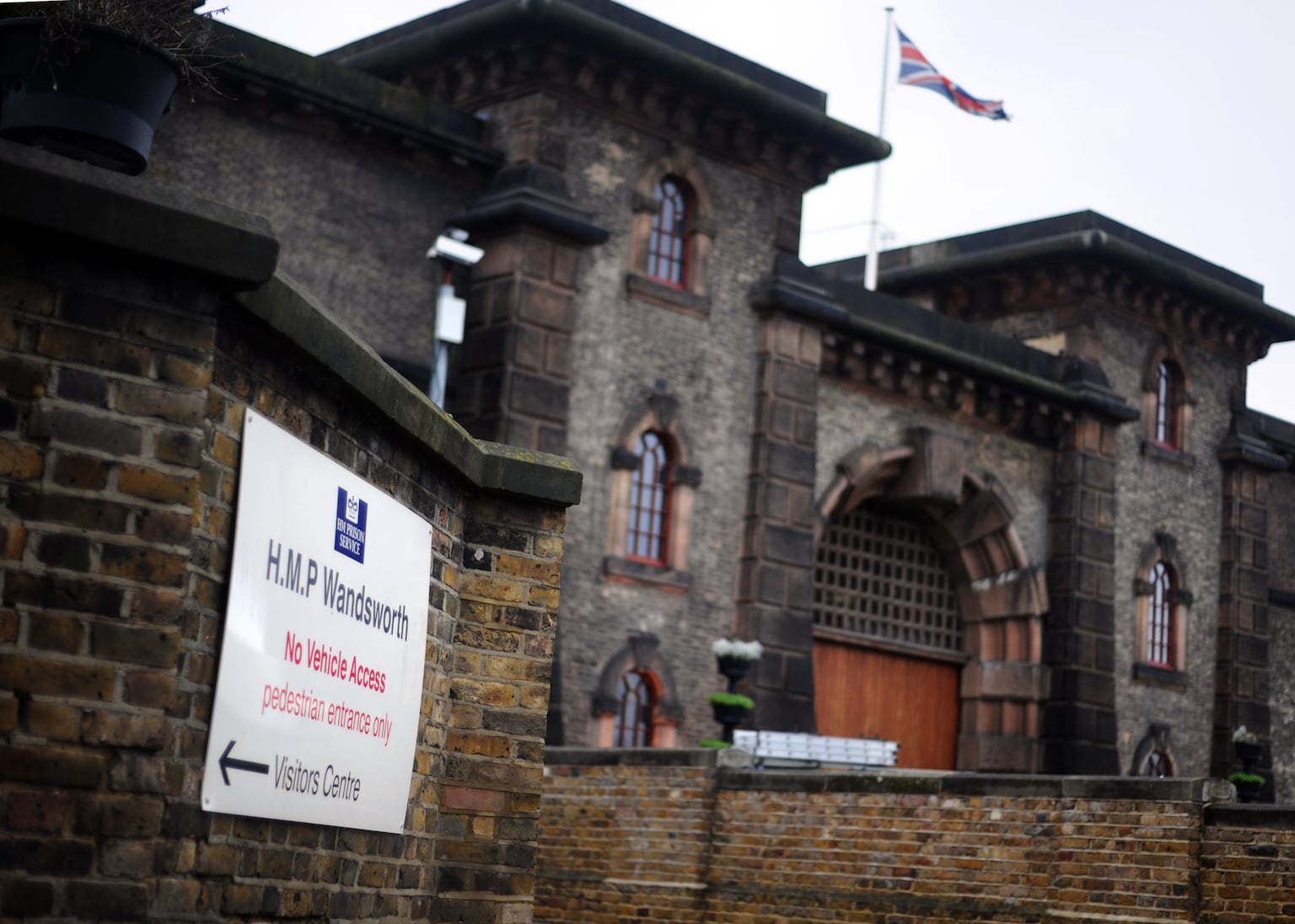 Police manhunt after another foreign prisoner mistakenly released from jail