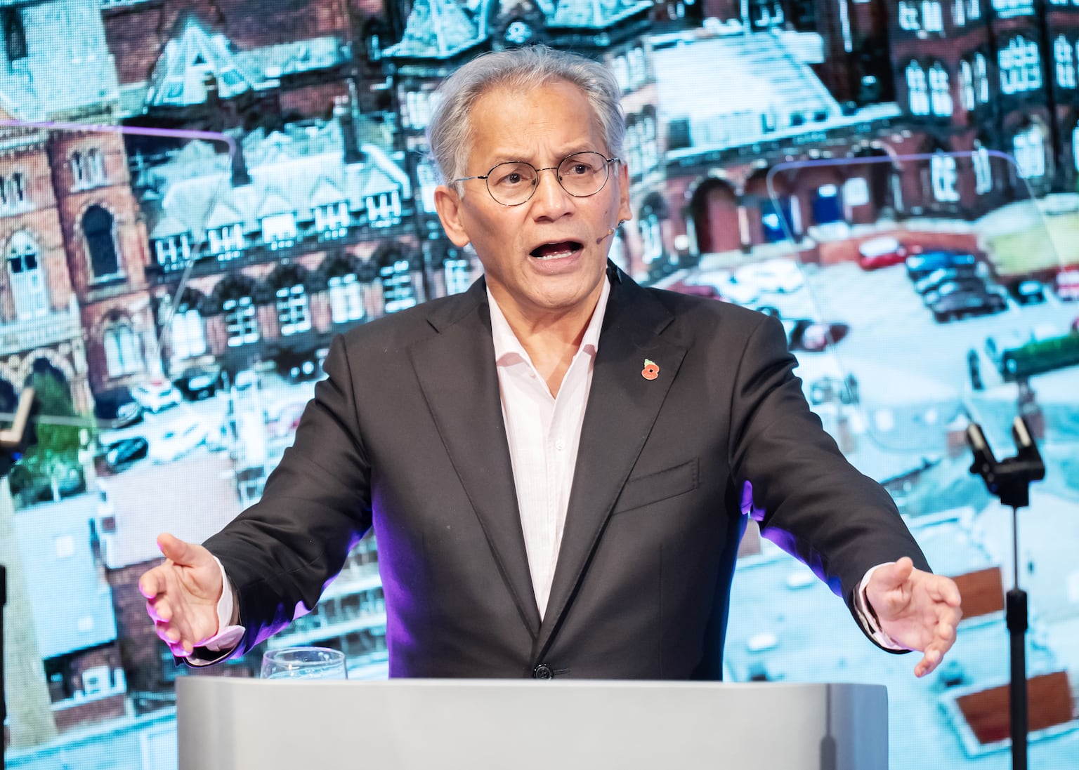 BBC chairman expected to apologise for Trump speech edit after Davie resignation