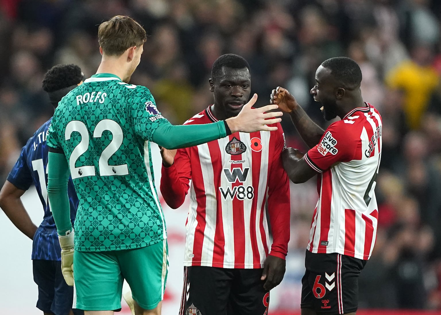 Sunday’s briefing: Sunderland end Arsenal run and Wolves close on new boss