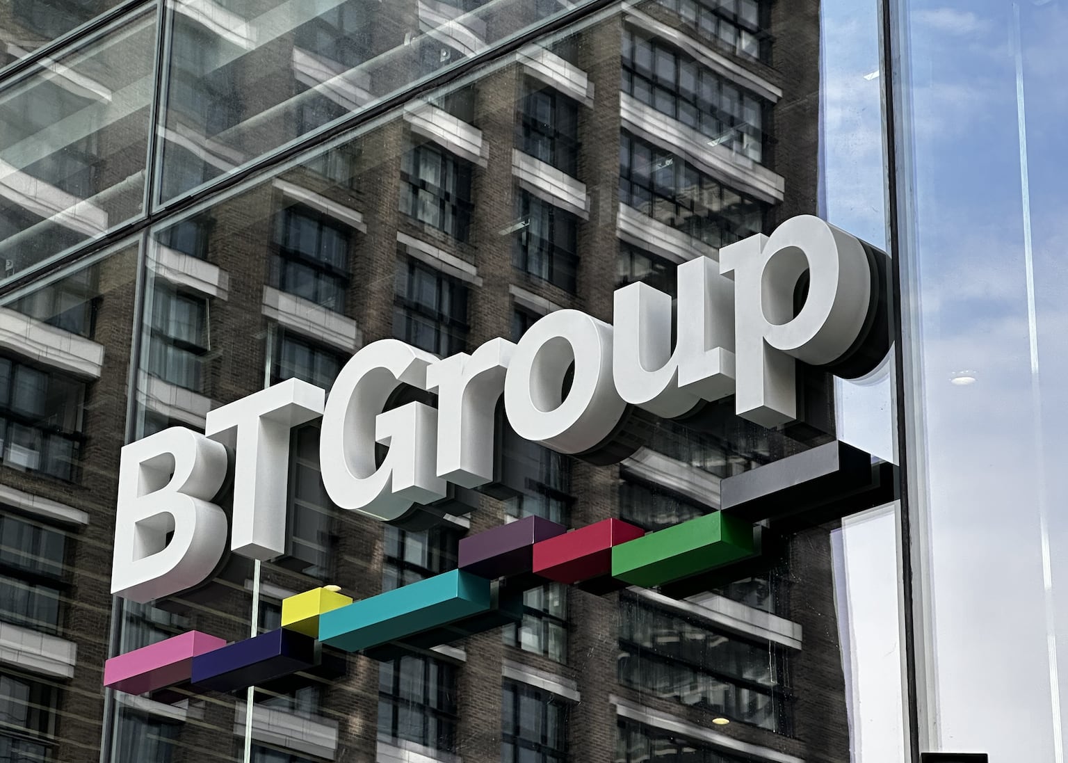 BT loses broadband customers to rivals and sheds another 5,000 jobs