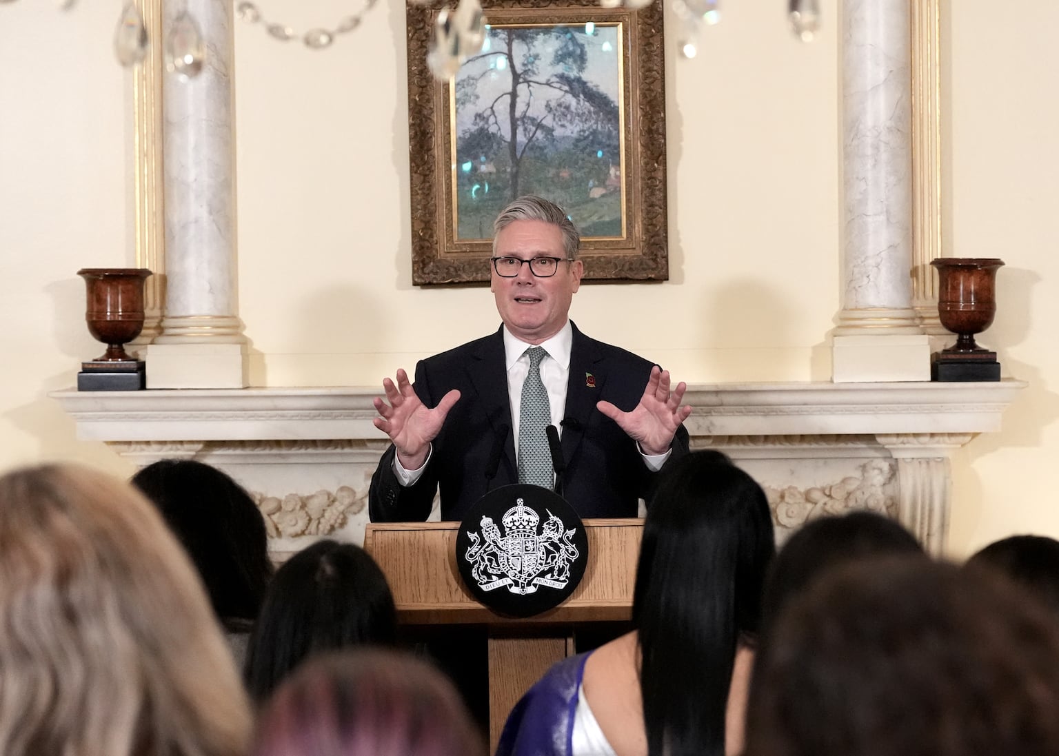 Starmer investigates briefing war as pressure on chief of staff grows