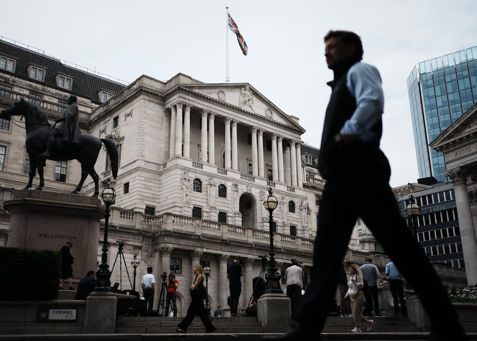 UK interest rates set to stay at 4%, but policymakers ‘deeply divided’
