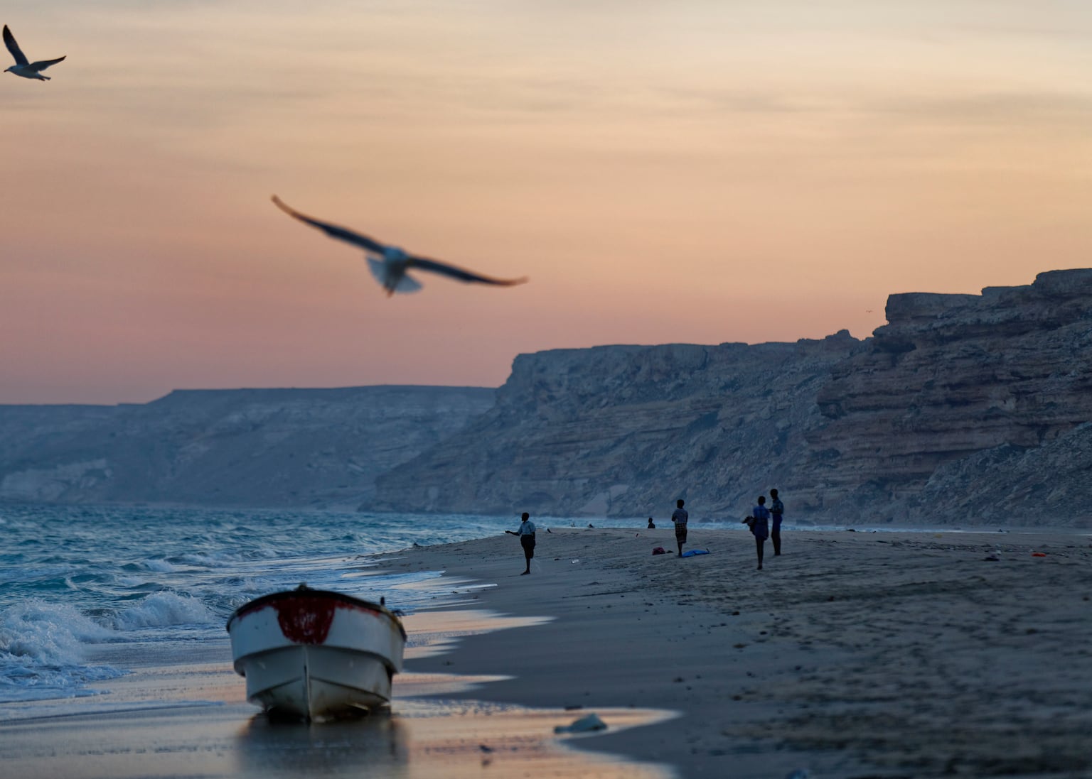 Attackers firing machine guns board tanker off Somalia coast